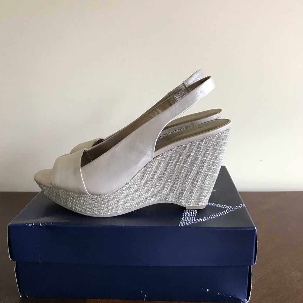 Women’s wedge sandals